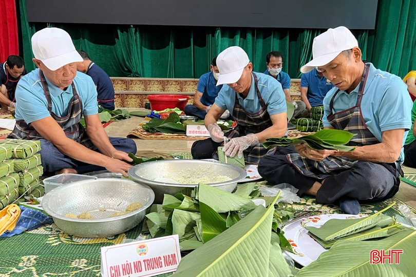 Hội thi gói bánh chưng của xã Cẩm Thành được tổ chức tại nhà văn hóa thôn Nam Bắc Thành thu hút đông đảo người dân địa phương tham gia tranh tài.