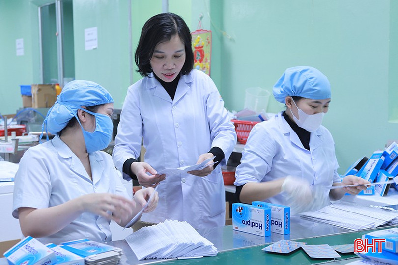 Trăn trở với công việc, chị Cao Thị Chiến (ở giữa) đã cho ra đời nhiều sáng kiến hữu ích trong quá trình sản xuất.
