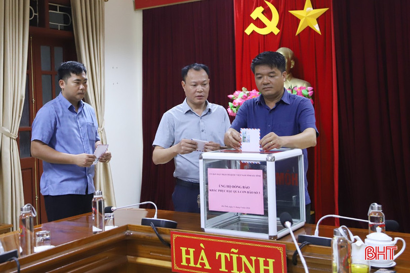 Lãnh đạo, cán bộ cơ quan Ủy ban MTTQ tỉnh quyên góp, ủng hộ.