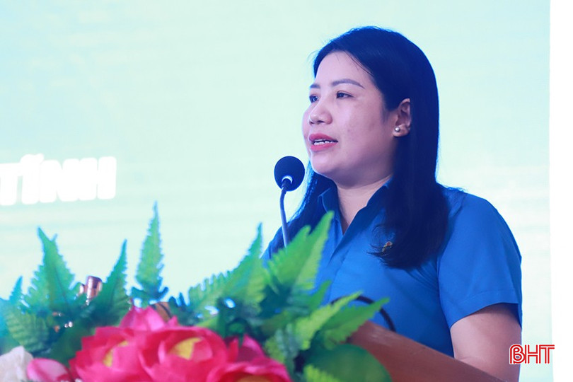 Phó Chủ tịch LĐLĐ huyện Hương Khê Trần Thị Mai Liên đóng góp ý kiến nâng cao vai trò tham mưu của ủy ban kiểm tra công đoàn các cấp trong việc giải quyết các vấn đề phát sinh tại cơ sở.