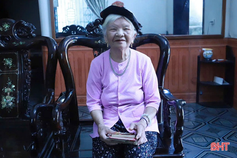 Bà Hồ Thị Hiệt - vợ liệt sỹ Phạm Quang Huy vẫn giữ một tình yêu son sắt với chồng suốt 60 năm qua.