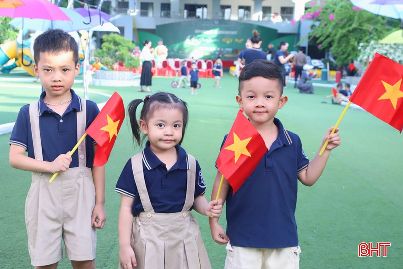 Học sinh các khối lớp hân hoan chào đón năm học mới.