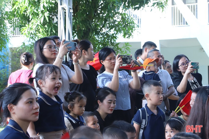 Đông đảo phụ huynh tham dự lễ khai giảng cùng cô và trò.