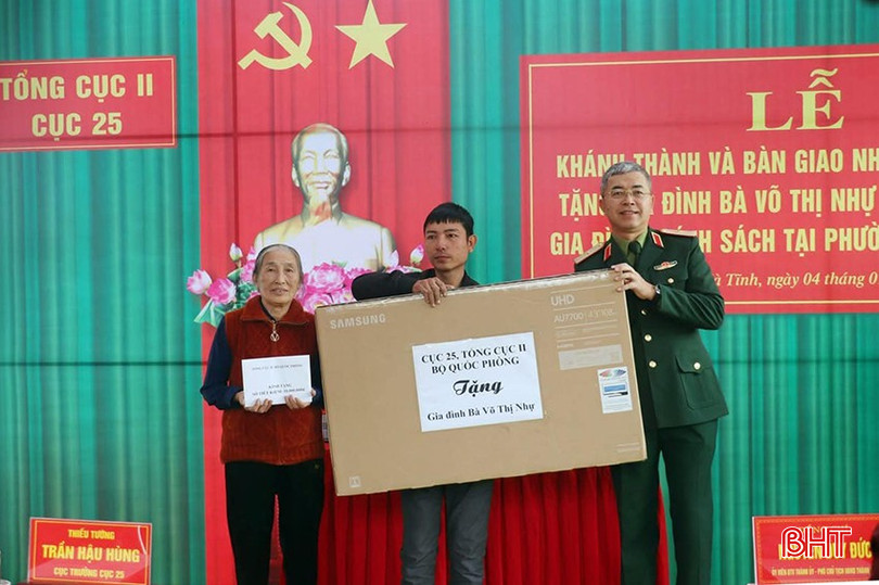 Không chỉ xây dựng nhà ở, các cấp ngành, cộng đồng xã hội còn trao tặng nhiều món quà ý nghĩa, giúp người dân sớm ổn định cuộc sống.