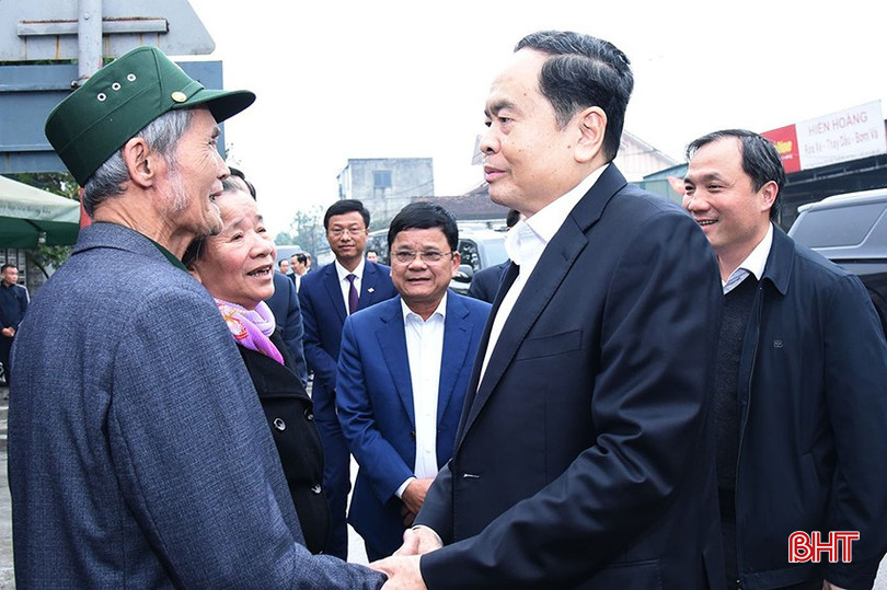 Chủ tịch Quốc hội Trần Thanh Mẫn và Bí thư Tỉnh ủy Hoàng Trung Dũng thăm, chúc tết gia đình ông Thái Văn Hùng.