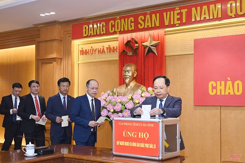 Bí thư Tỉnh ủy Nguyễn Duy Lâm và các đồng chí lãnh đạo tỉnh, cán bộ, công chức, người lao động Cơ quan Văn phòng Tỉnh ủy ủng hộ đồng bào lũ lụt.