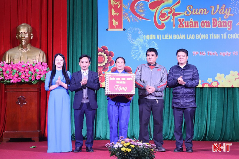 Phó Bí thư Thường trực Tỉnh ủy Trần Thế Dũng, Chủ tịch Ủy ban MTTQ tỉnh Trần Nhật Tân tặng quà, chúc tết người lao động TP Hà Tĩnh.