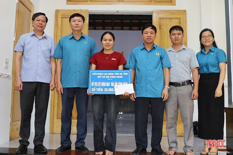 Kỷ niệm 96 năm Ngày thành lập Công đoàn Việt Nam, LĐLĐ tỉnh đã hỗ trợ 24 mái ấm công đoàn cho người lao động trị giá 640 triệu đồng.