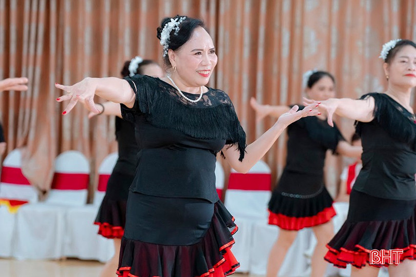 Nhiều câu lạc bộ khiêu vũ, thể thao ra đời trở thành sân chơi bổ ích cho người lớn tuổi.