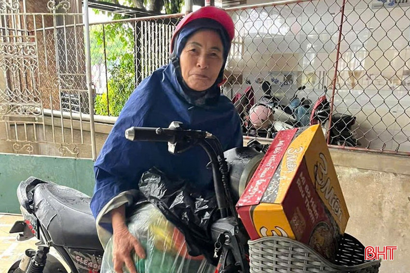 Những món quà đơn sơ nhưng ấm áp nghĩa tình của người dân xã Cẩm Vịnh gửi trao cho đồng bào miền Bắc trong cơn hoạn nạn.