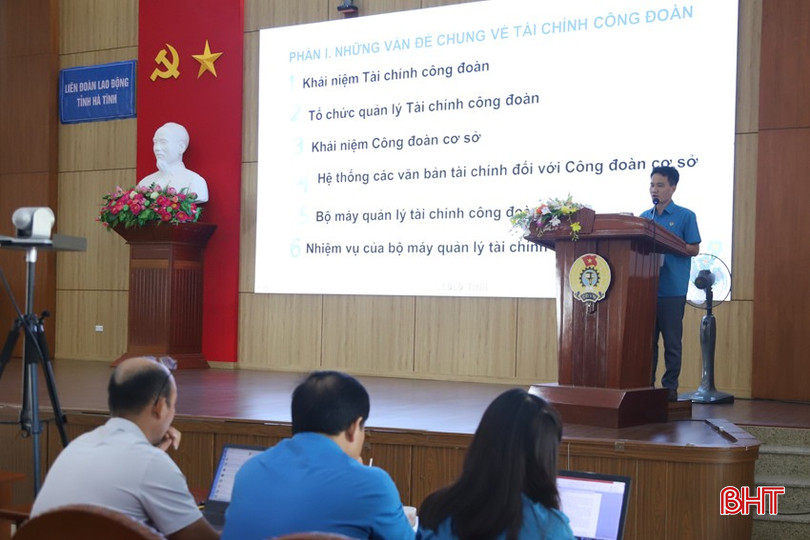 Trưởng ban Tài chính LĐLĐ tỉnh Trịnh Hồng Giám phổ biến các nội dung liên quan đến công tác tài chính công đoàn.