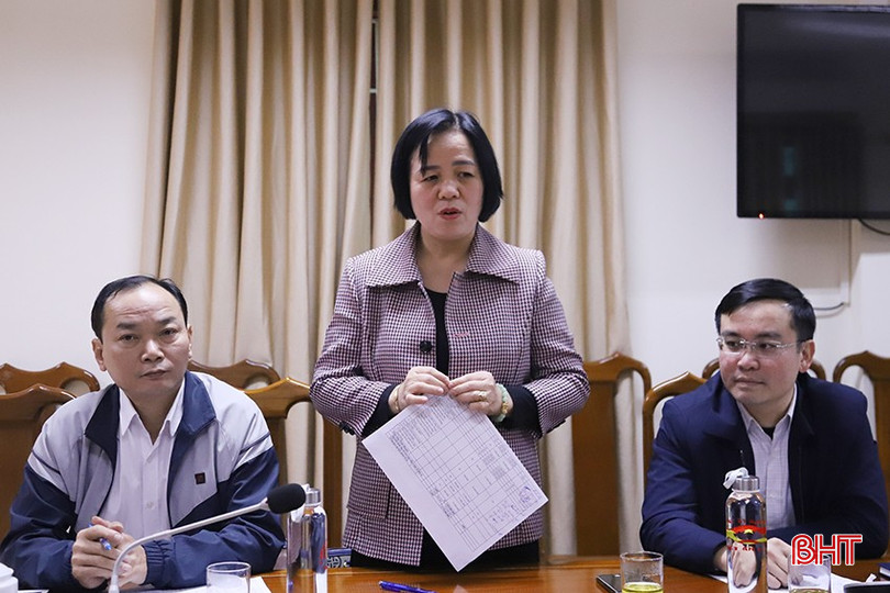 Chủ tịch Hội Chữ thập đỏ tỉnh Lê Thị Mai Hoa đề xuất cân đối số lượng quà Tết hỗ trợ các đơn vị.