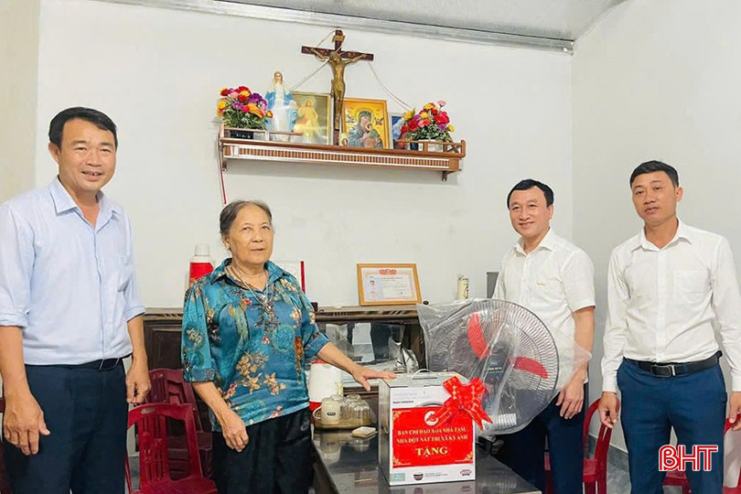 Bà Hà Thị Sáng vui mừng đón nhận những món quà thiết thực khi dọn về nhà mới.
