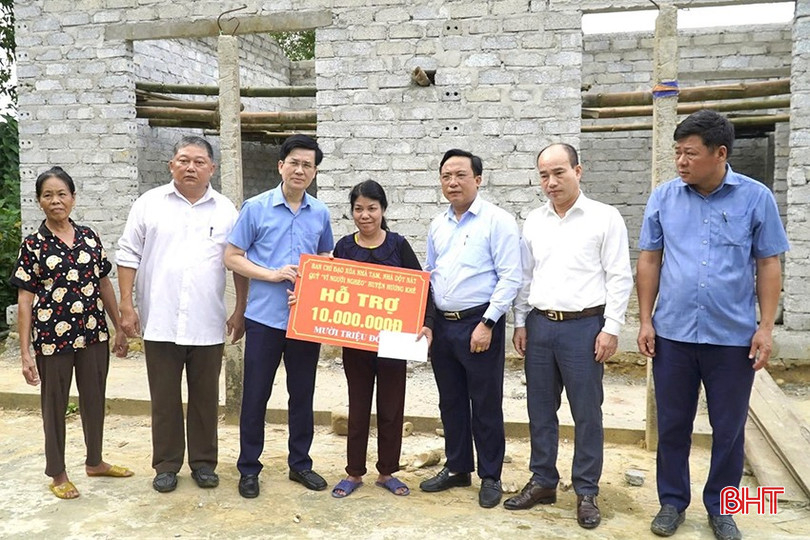 Lãnh đạo huyện Hương Khê trao tiền hỗ trợ cho gia đình bà Nguyễn Thị Lý.