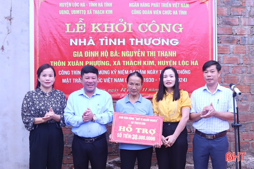 Ban Vận động Quỹ Vì người nghèo xã Thạch Kim trao hỗ trợ cho gia đình bà Thạnh.