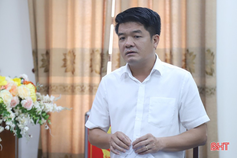Chủ tịch Ủy ban MTTQ tỉnh Trần Nhật Tân - Phó Trưởng ban Tổ chức các hoạt động kỷ niệm 110 năm Ngày sinh đồng chí Lý Tự Trọng góp ý một số nội dung liên quan đến việc tổ chức hội thảo; công tác lễ tân, khánh tiết...
