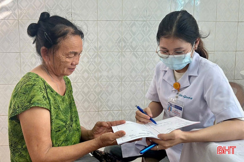 Cán bộ Trung tâm Y tế huyện Thạch Hà hướng dẫn thủ tục khám, chữa bệnh cho bệnh nhân cao tuổi.