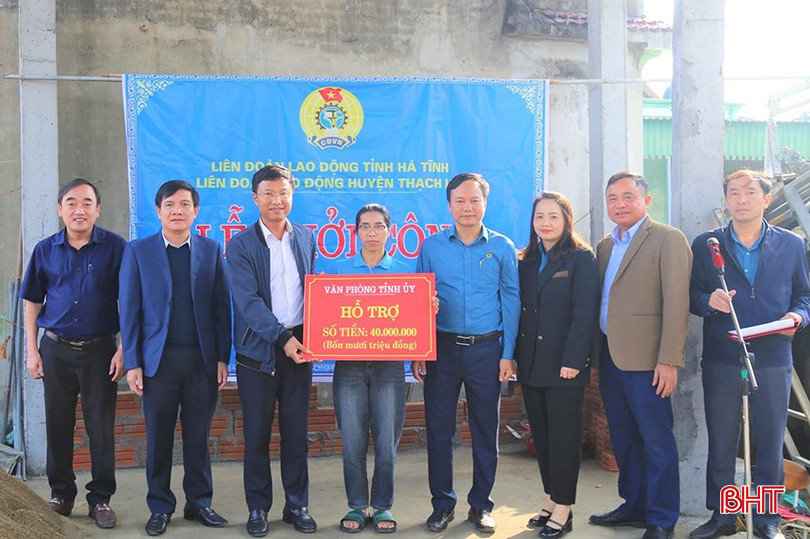Công đoàn cơ sở Văn phòng Tỉnh ủy dự lễ khởi công và trao hỗ trợ xây dựng nhà ở cho gia đình cô Phan Thị Phương.