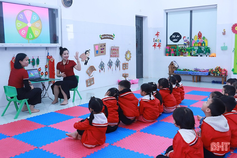 Cô Thủy luôn sẵn sàng hỗ trợ đồng nghiệp ứng dụng công nghệ thông tin vào giảng dạy.