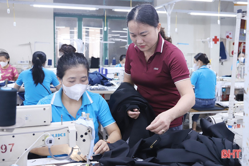 Với trình độ chuyên môn vững vàng, chị Mai thường xuyên hỗ trợ đồng nghiệp trong công việc.