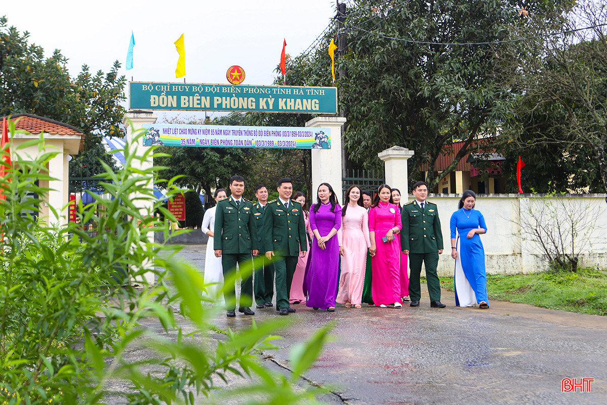 Chị Nguyễn Thị Liên - Chủ tịch Hội LHPN xã Kỳ Khang cho biết: "Mặc chiếc áo dài truyền thống trong một ngày lễ quan trọng của lực lượng biên phòng, chúng tôi muốn gửi gắm tình cảm hậu phương nồng ấm từ những người phụ nữ là bà, mẹ, vợ, chị, em... tới các chiến sỹ ngày đêm gìn giữ yên bình cho Tổ quốc".