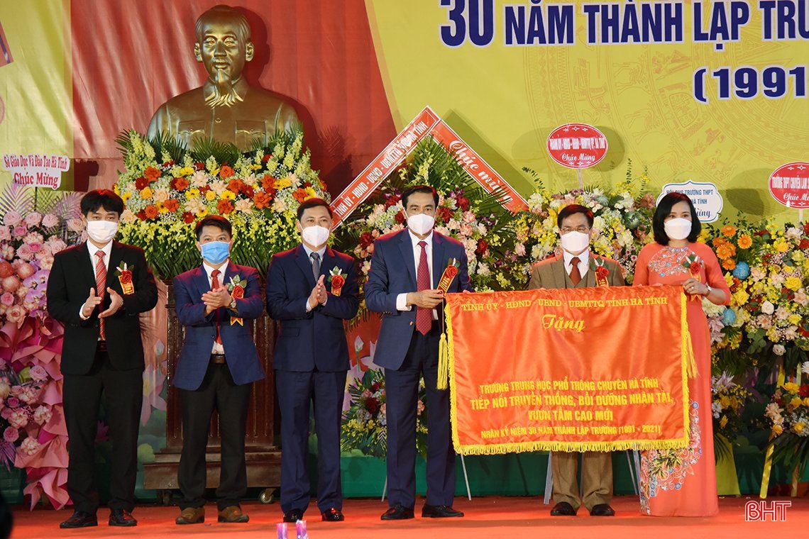 Trường THPT Chuyên Hà Tĩnh kỷ niệm 30 năm thành lập