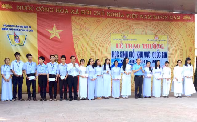 ca truong bat khoc voi bai phat bieu tri an cua nu sinh truong phan boi chau