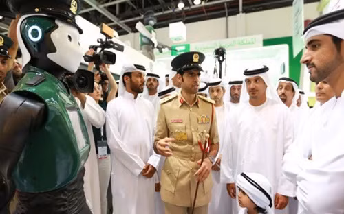 robot canh sat dau tien tren the gioi ra mat tai dubai