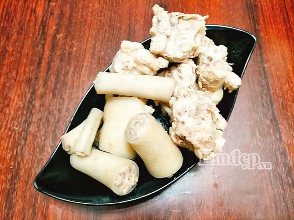 cach nau canh duoi heo ham hat sen vua thanh mat lai cuc ki bo duong