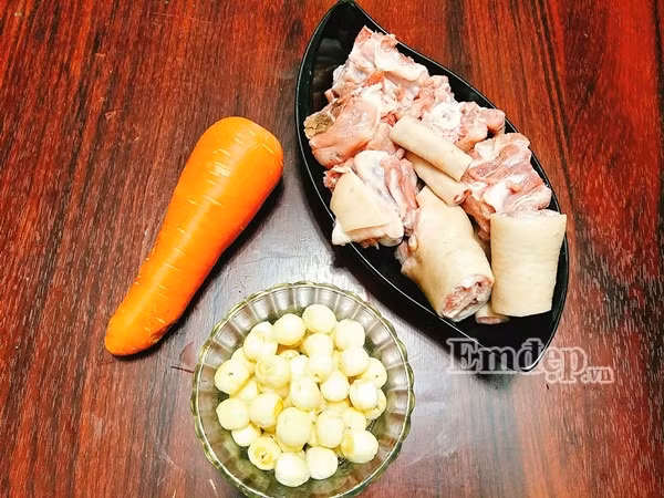 cach nau canh duoi heo ham hat sen vua thanh mat lai cuc ki bo duong