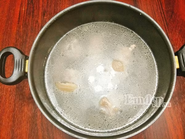 cach nau canh duoi heo ham hat sen vua thanh mat lai cuc ki bo duong