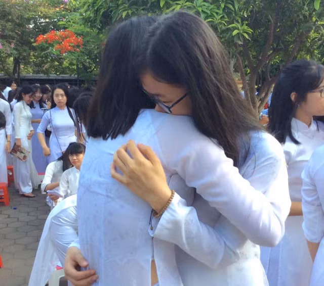 ca truong bat khoc voi bai phat bieu tri an cua nu sinh truong phan boi chau