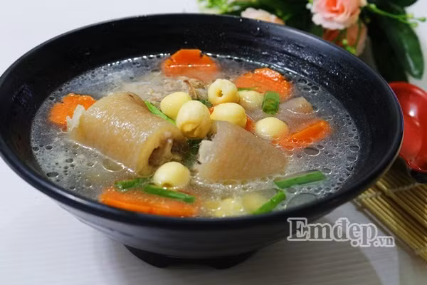 cach nau canh duoi heo ham hat sen vua thanh mat lai cuc ki bo duong