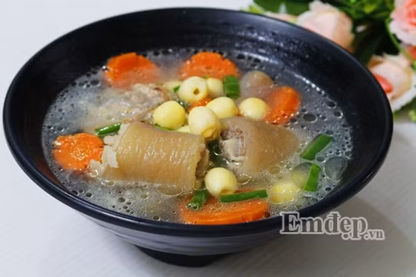 cach nau canh duoi heo ham hat sen vua thanh mat lai cuc ki bo duong