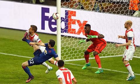 danh bai ajax m u vo dich europa league 2016 17