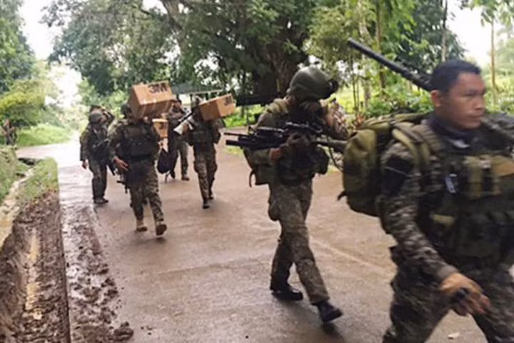 hinh anh quan doi philippines doi pho voi khung bo is o marawi