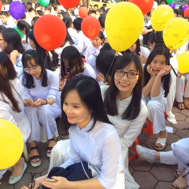 ca truong bat khoc voi bai phat bieu tri an cua nu sinh truong phan boi chau