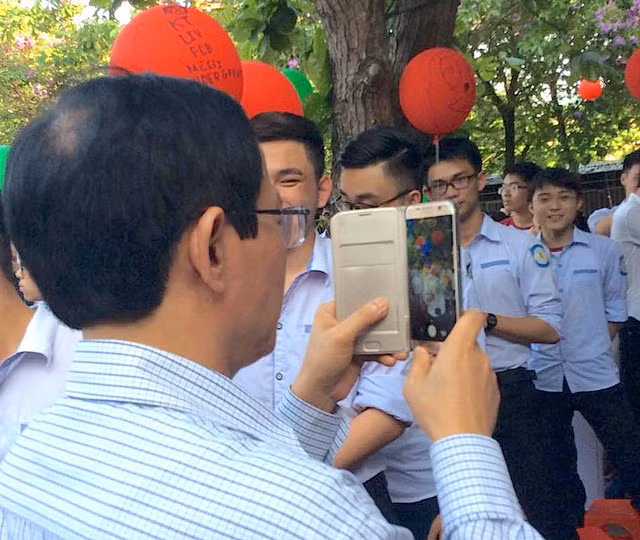 ca truong bat khoc voi bai phat bieu tri an cua nu sinh truong phan boi chau