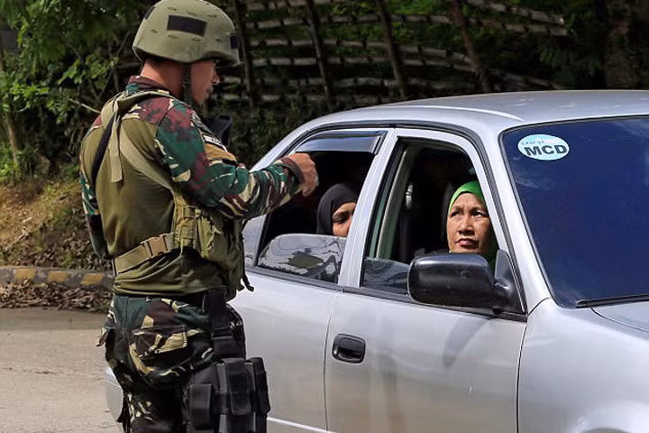 hinh anh quan doi philippines doi pho voi khung bo is o marawi