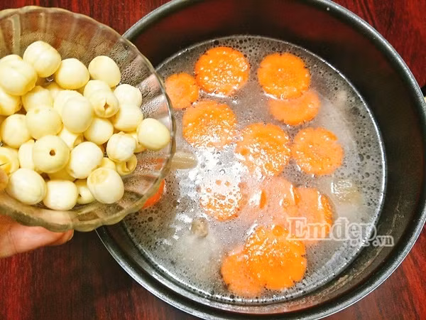 cach nau canh duoi heo ham hat sen vua thanh mat lai cuc ki bo duong