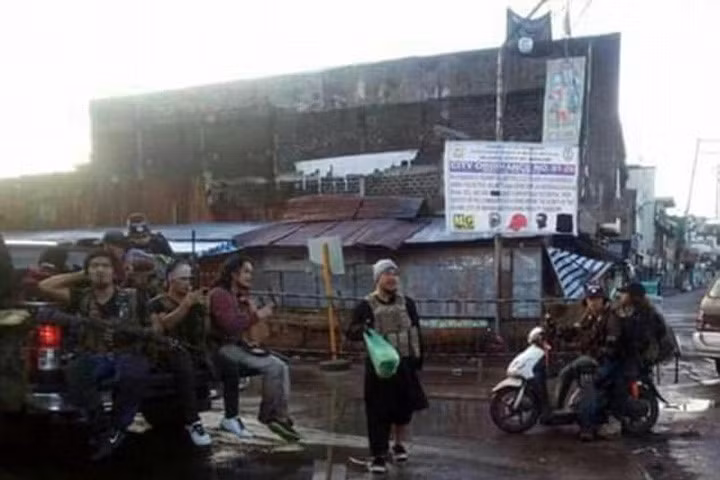 hinh anh quan doi philippines doi pho voi khung bo is o marawi