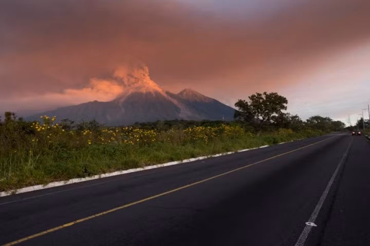 Kinh hoàng cảnh núi lửa ở Guatemala phun trào đỏ rực