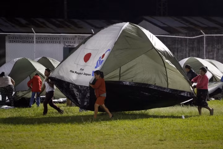 Kinh hoàng cảnh núi lửa ở Guatemala phun trào đỏ rực