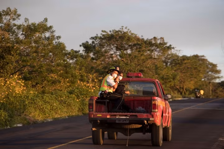 Kinh hoàng cảnh núi lửa ở Guatemala phun trào đỏ rực