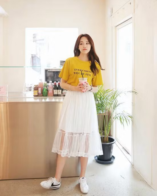Phối áo thun và chân váy tôn nét trẻ trung