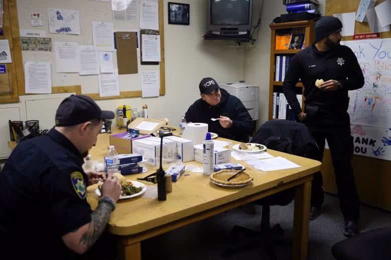 Những người dân bị mất nhà do cháy rừng ở California ăn mừng Lễ Tạ ơn