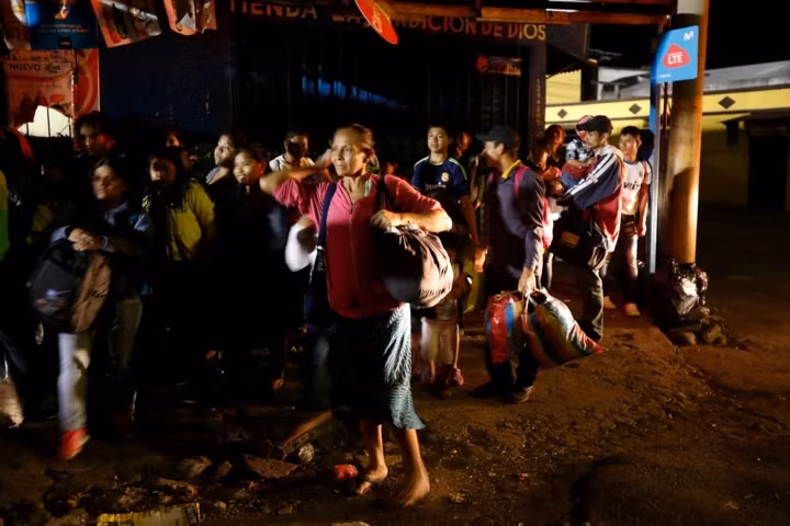 Kinh hoàng cảnh núi lửa ở Guatemala phun trào đỏ rực