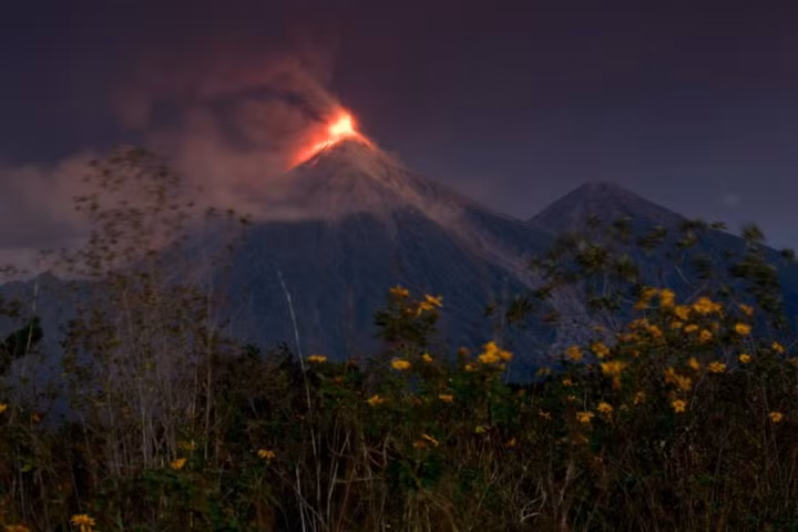 Kinh hoàng cảnh núi lửa ở Guatemala phun trào đỏ rực