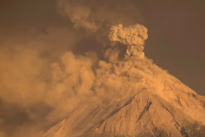 Kinh hoàng cảnh núi lửa ở Guatemala phun trào đỏ rực