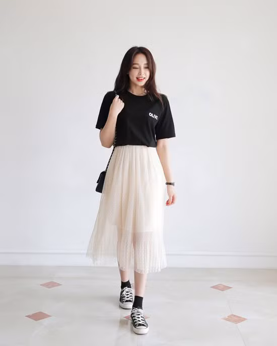 Phối áo thun và chân váy tôn nét trẻ trung
